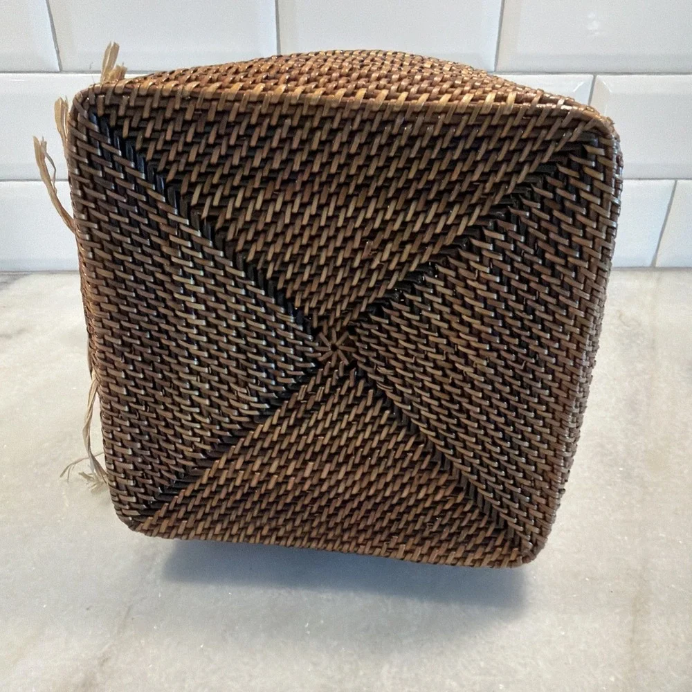 Vintage 1980's Woven Lidded Basket With She'll Decor 003